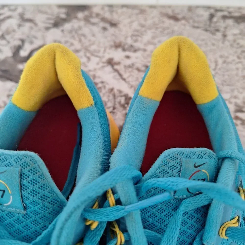 Nike running sneakers 584778-401‎ size 8US